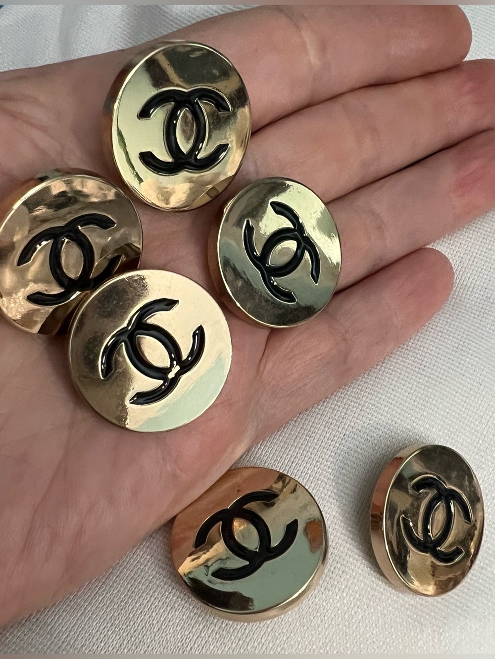 🤩 iconic logo style-25 mm(set of 6) bright gold metal/black enamel/Buttons